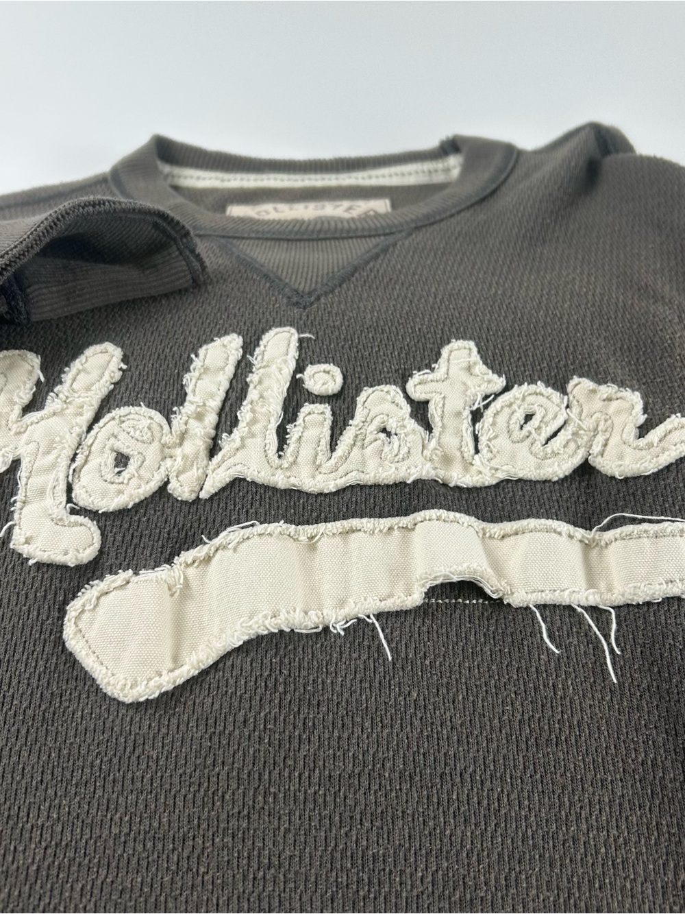 Hollister Men’s SZ XL VTG Y2K Gray Thermal Waffle Spell Out Long Sleeve Shirt - Picture 3 of 10
